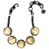 Collier Titelle
