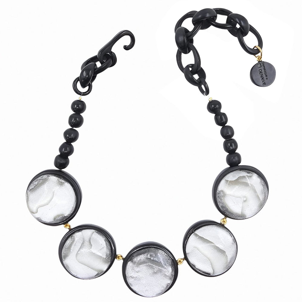 Collier Titelle