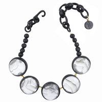 Collier Titelle