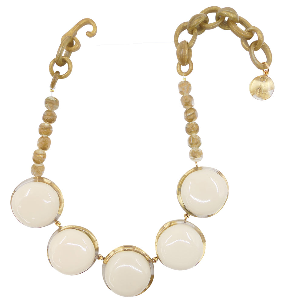 Collier Titelle