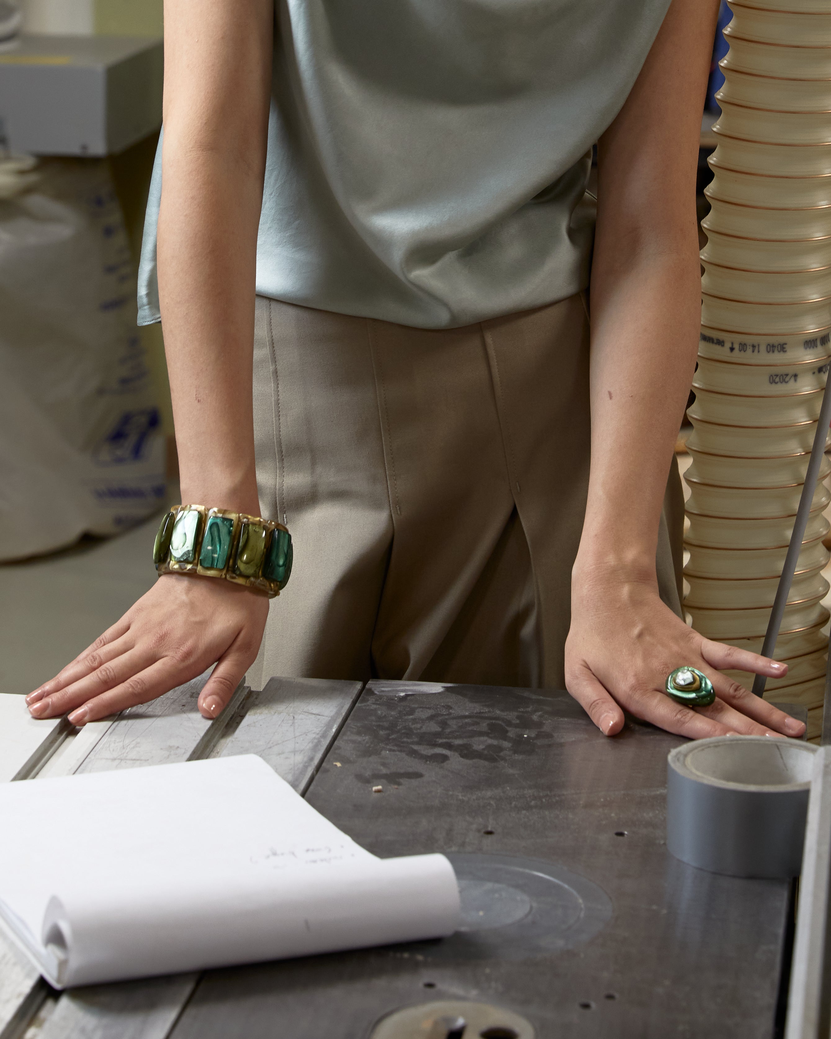 DOMINIQUE_DENAIVE_FW2627_BIJOUX_FANTAISIE_RESINE_MULTIGREEN_06.jpg