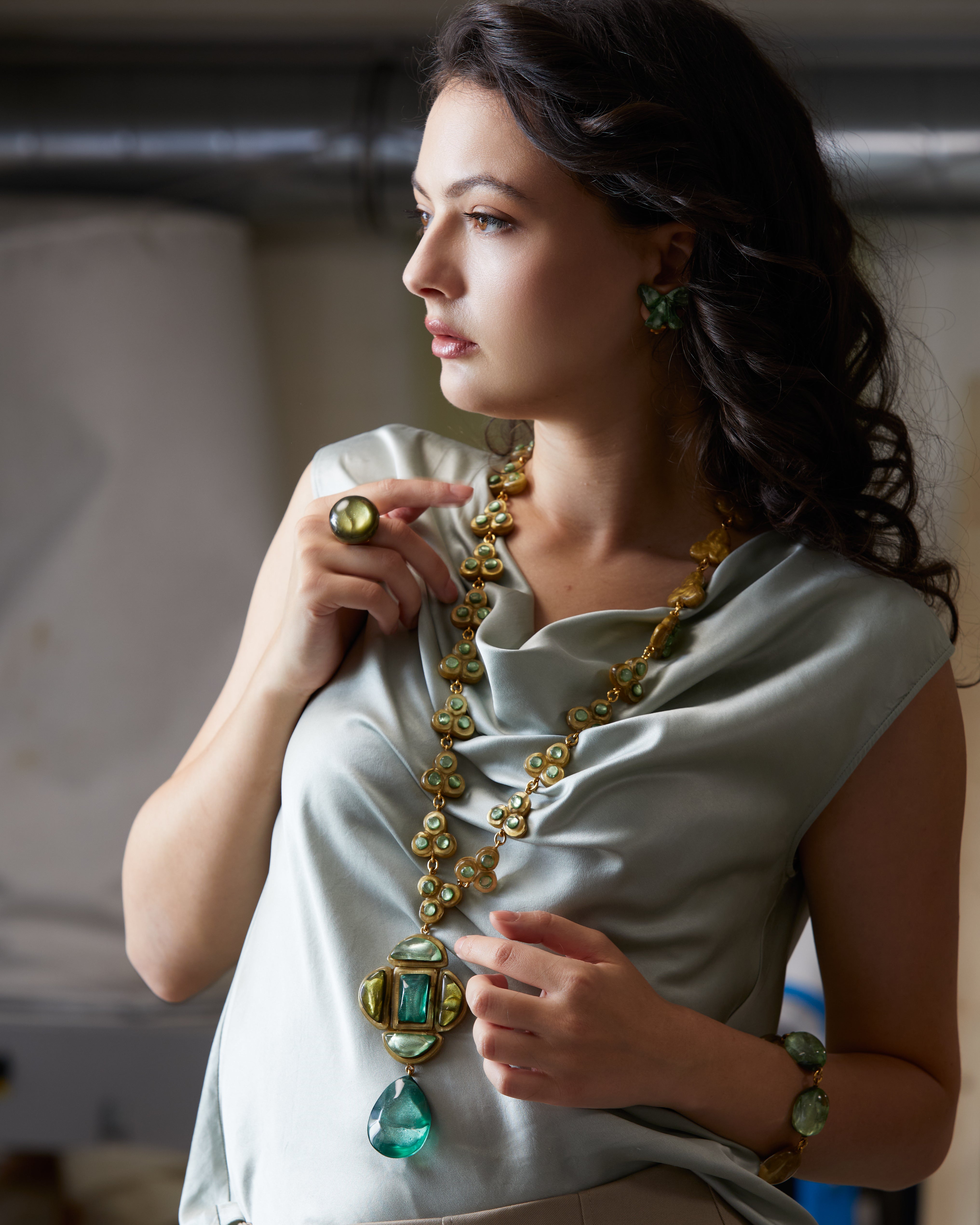 DOMINIQUE_DENAIVE_FW2627_BIJOUX_FANTAISIE_RESINE_MULTIGREEN_J.jpg