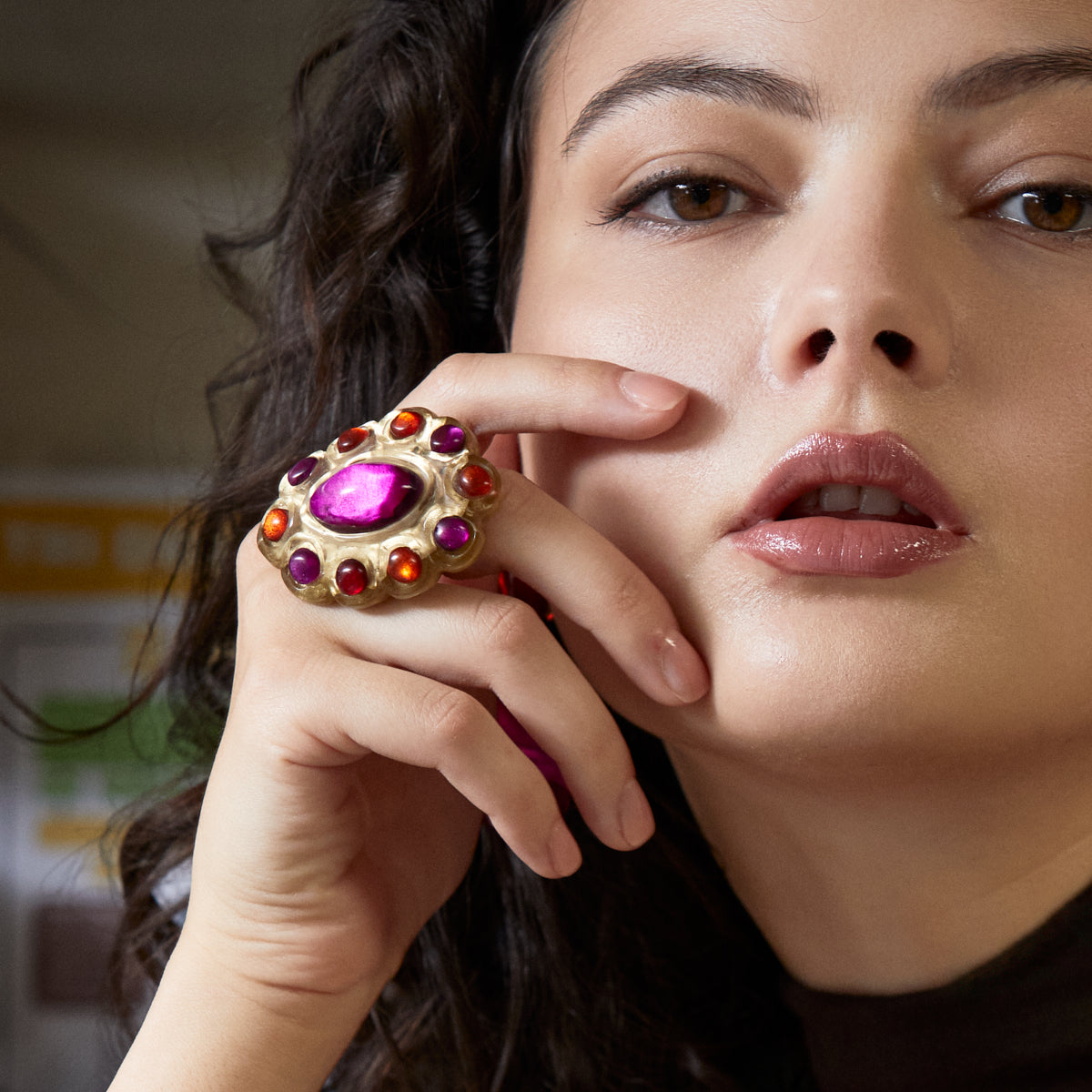 Dominique_Denaive_FW2627_Bague_Resine_Porte_05.jpg